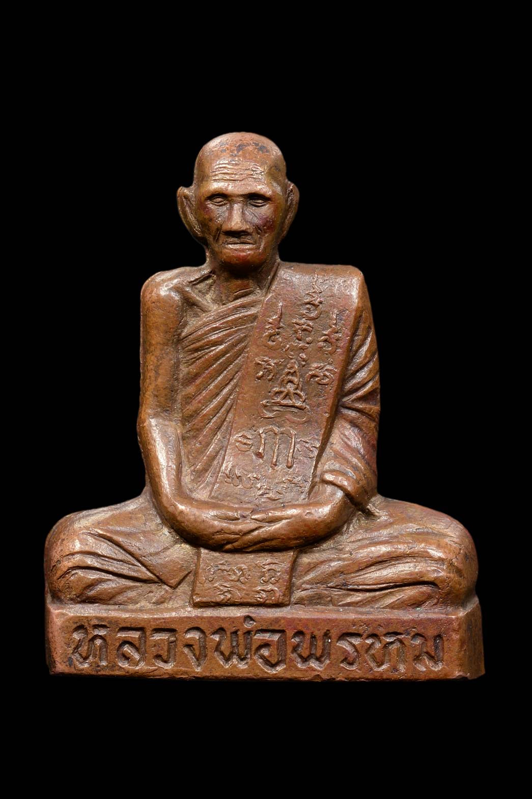 The Golden Mouth Aranhant's sitting posture, as depicted by Luang Phor Phrom in Pim Khao Kuang, is characterized by a wide lap . This particular representation, created in 2516, showcases the Grand style of Lp Phrom