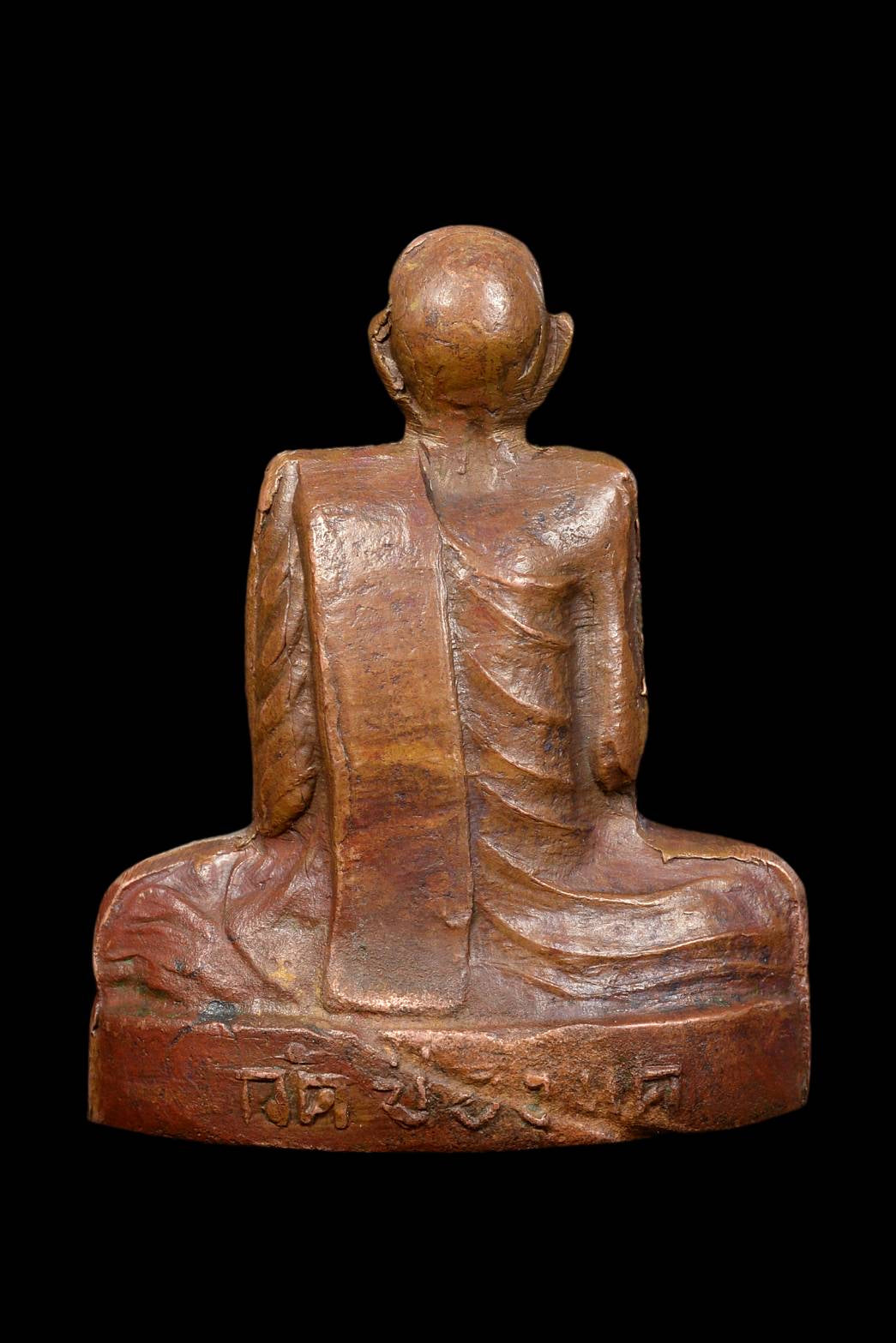 The Golden Mouth Aranhant's sitting posture, as depicted by Luang Phor Phrom in Pim Khao Kuang, is characterized by a wide lap . This particular representation, created in 2516, showcases the Grand style of Lp Phrom